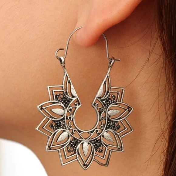 n/a Jewelry - Silver Geometric Hollow Flower Drop Earrings